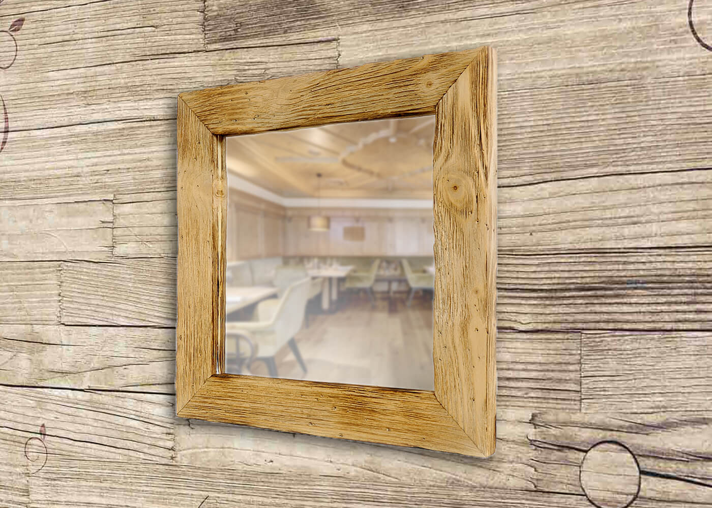 Rustikaler Wandspiegel im Altholzrahmen. Holzrahmen alt mit Spiegel.