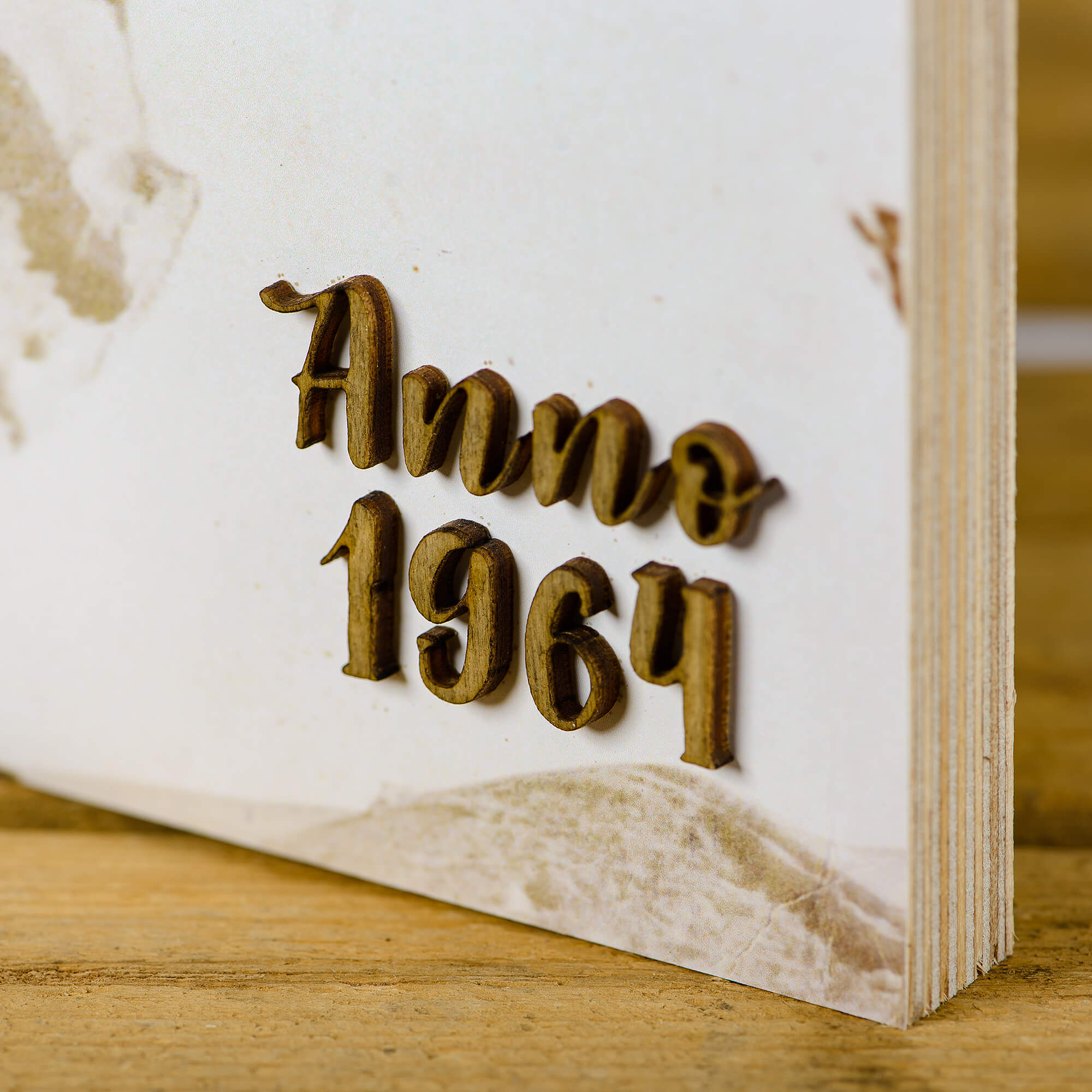 Historisches Holzbild Bergsteiger | Altes Foto auf Holz mit 3D Schrift aus dem Jahr 1964 - Altholz Bilderrahmen - Lasergravur Geschenkideen