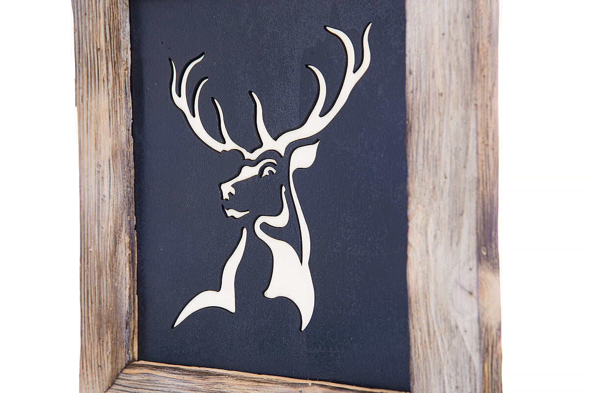 Hirschmotiv "schwarz/weiss" lasergeschnitten im Althozrahmen Birnhorn
