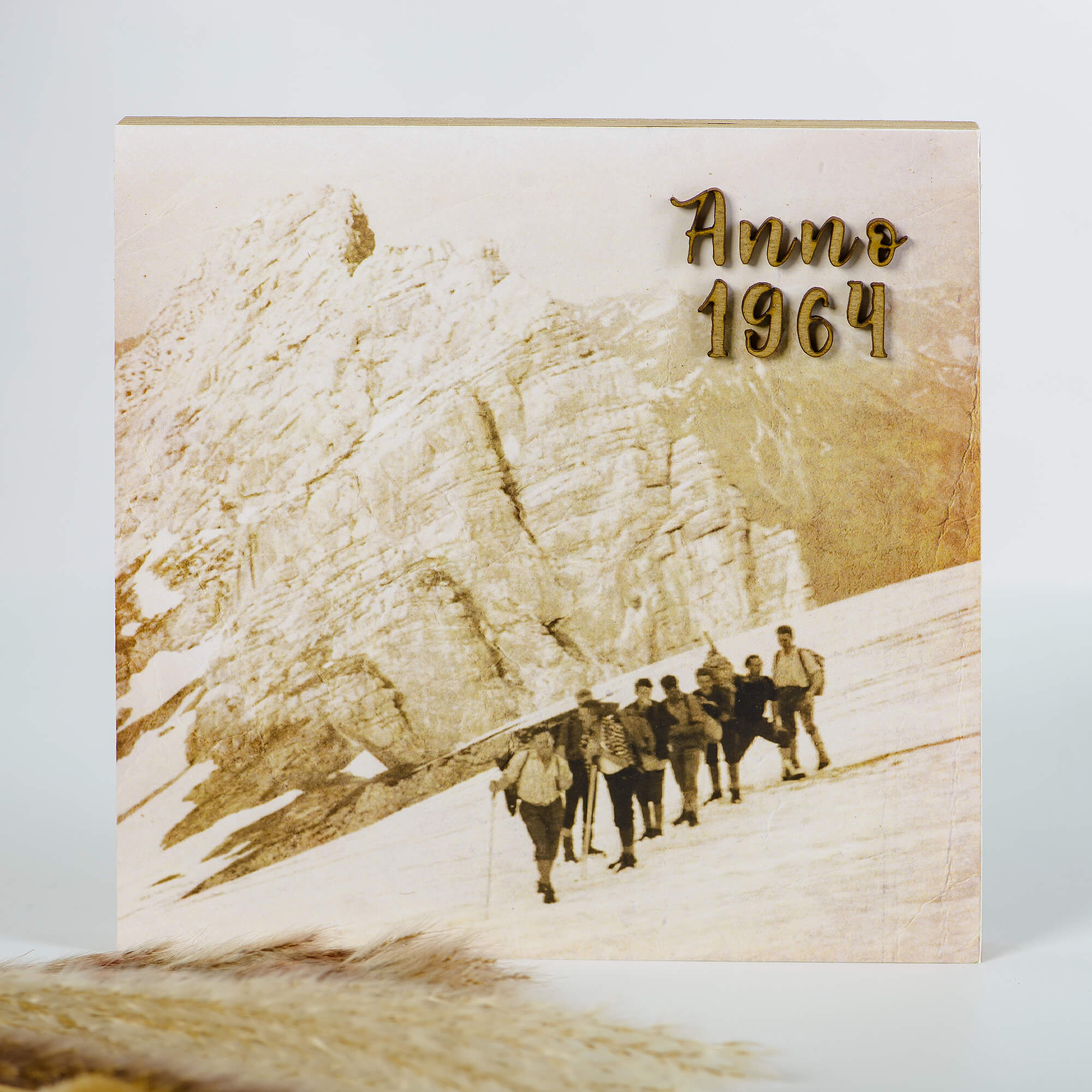 Historisches Holzbild Bergtour | Altes Foto auf Holz mit 3D Schrift aus den 60er Jahren - Altholz Bilderrahmen - Lasergravur Geschenkideen