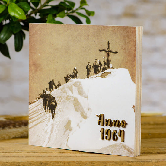 Historisches Holzbild Bergsteiger | Altes Foto auf Holz mit 3D Schrift aus dem Jahr 1964 - Altholz Bilderrahmen - Lasergravur Geschenkideen