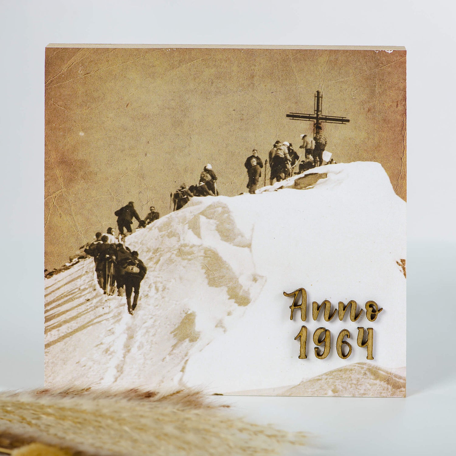 Historisches Holzbild Bergsteiger | Altes Foto auf Holz mit 3D Schrift aus dem Jahr 1964 - Altholz Bilderrahmen - Lasergravur Geschenkideen